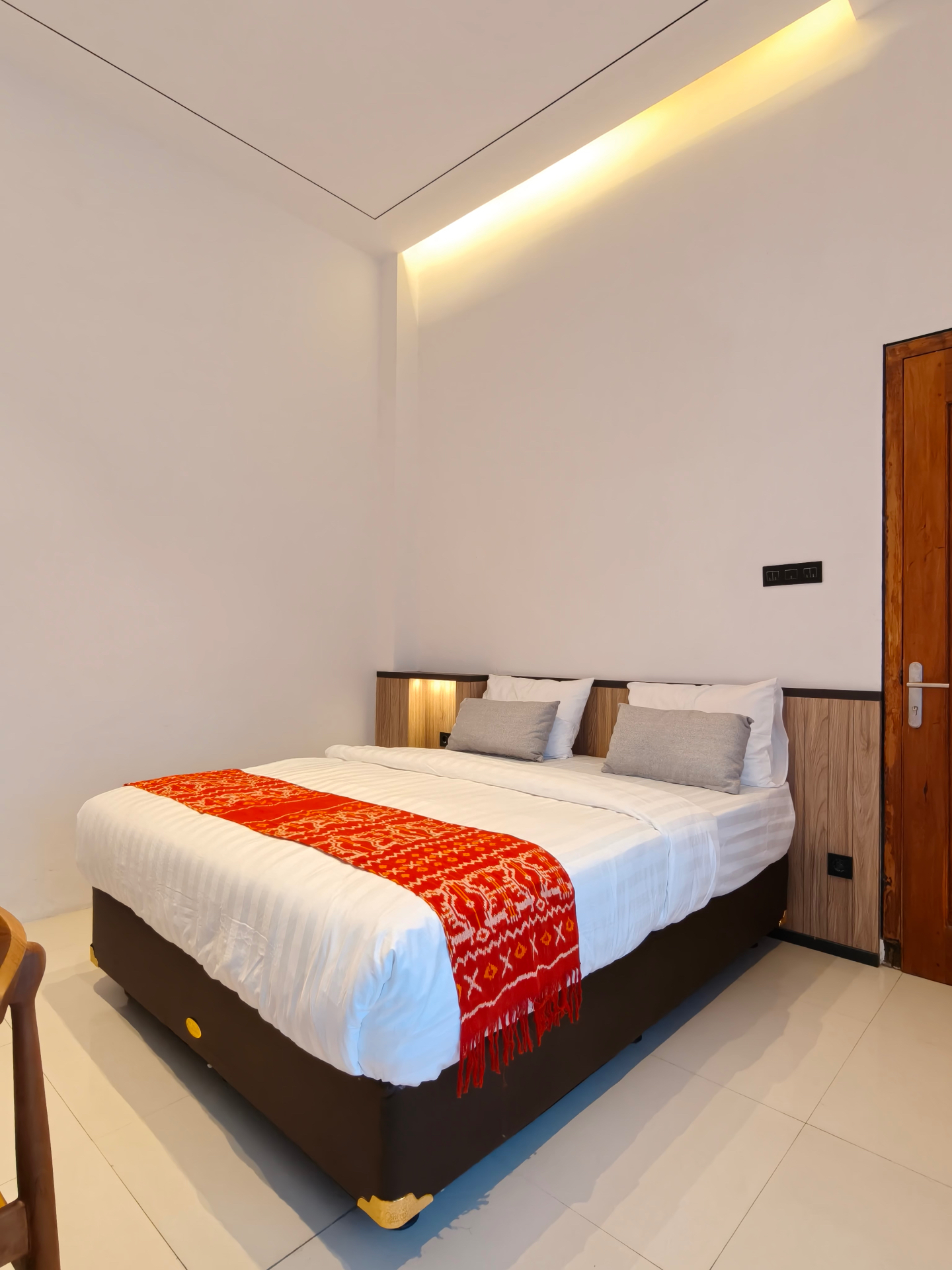 Deluxe Double room with queen bed and Sumba horse motif